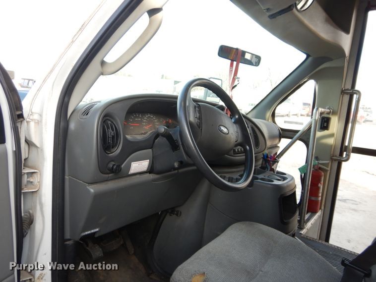 image for item GF9983 2004 Ford E350 Super Duty shuttle bus