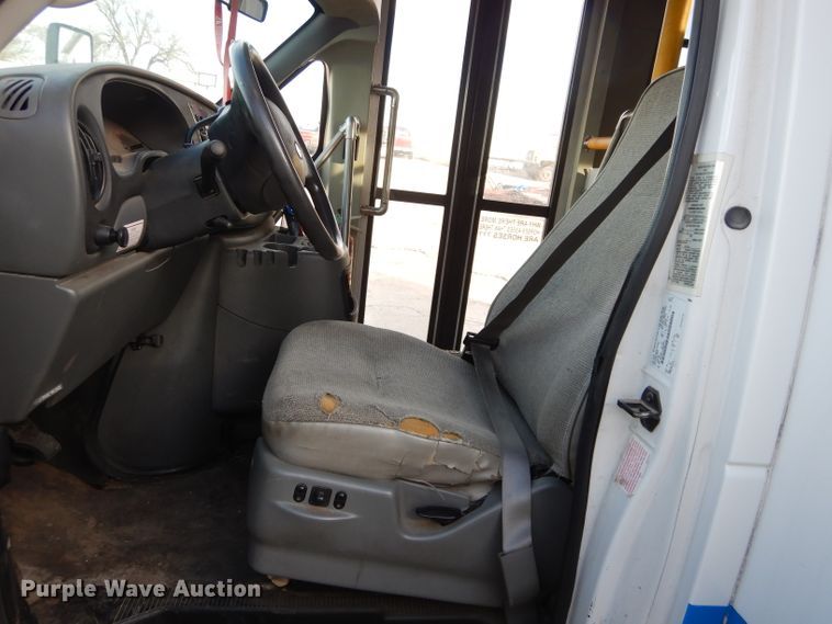 image for item GF9983 2004 Ford E350 Super Duty shuttle bus