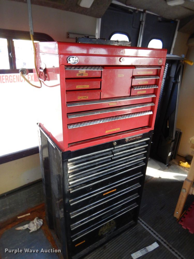 image for item GF9983 2004 Ford E350 Super Duty shuttle bus