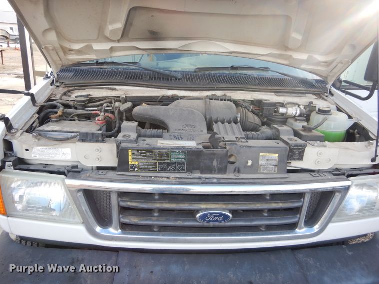 image for item GF9983 2004 Ford E350 Super Duty shuttle bus