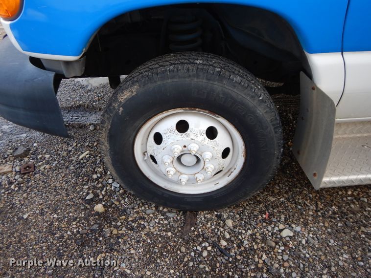 image for item GF9983 2004 Ford E350 Super Duty shuttle bus