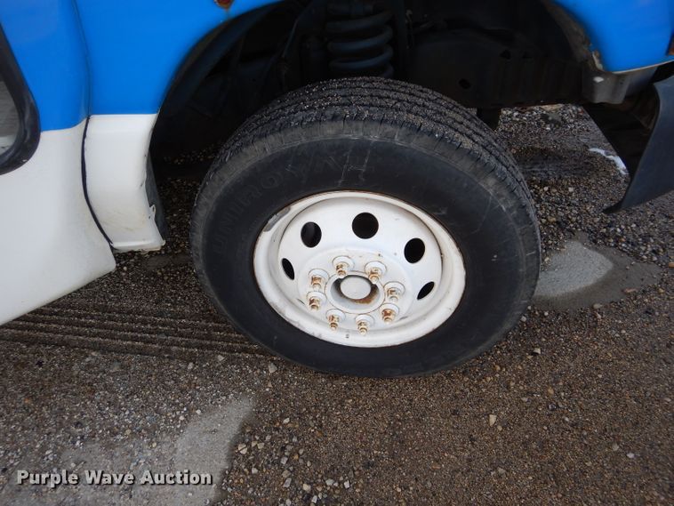 image for item GF9983 2004 Ford E350 Super Duty shuttle bus