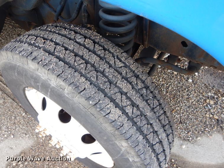 image for item GF9983 2004 Ford E350 Super Duty shuttle bus