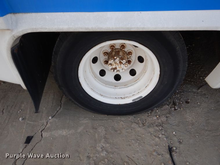 image for item GF9983 2004 Ford E350 Super Duty shuttle bus