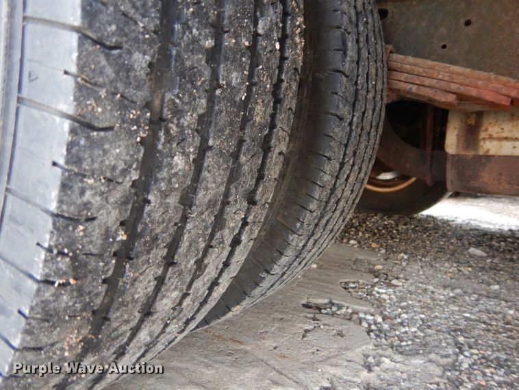 image for item GF9983 2004 Ford E350 Super Duty shuttle bus