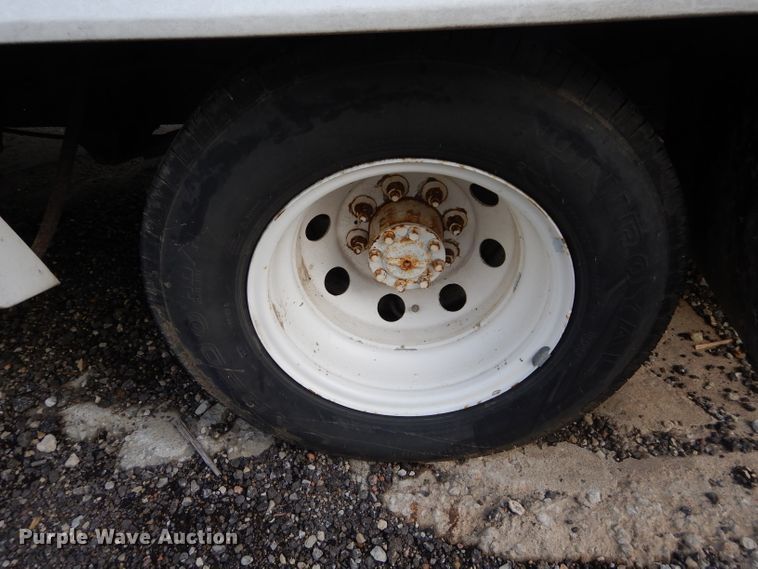 image for item GF9983 2004 Ford E350 Super Duty shuttle bus