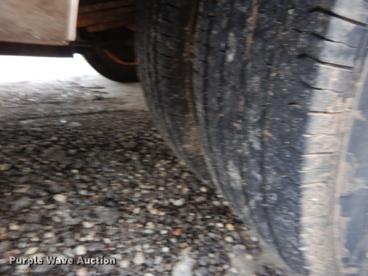 image for item GF9983 2004 Ford E350 Super Duty shuttle bus