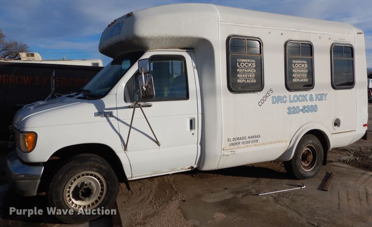 image for item GF9984 1996 Ford Econoline E350 shuttle bus