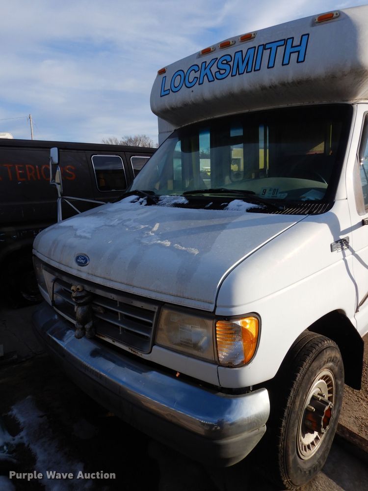 image for item GF9984 1996 Ford Econoline E350 shuttle bus