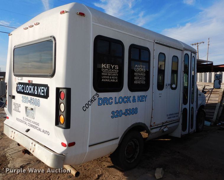 image for item GF9984 1996 Ford Econoline E350 shuttle bus