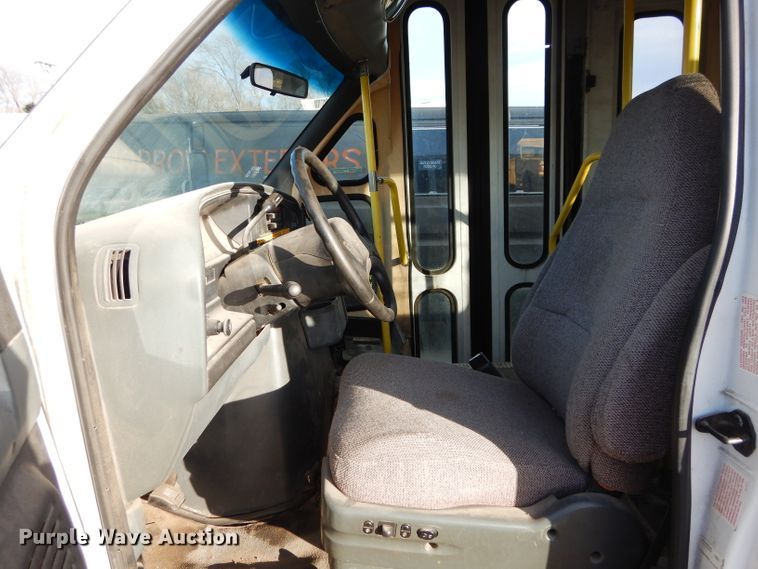 image for item GF9984 1996 Ford Econoline E350 shuttle bus