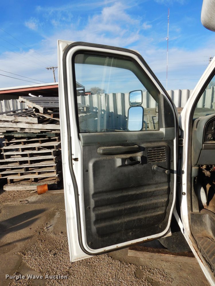 image for item GF9984 1996 Ford Econoline E350 shuttle bus