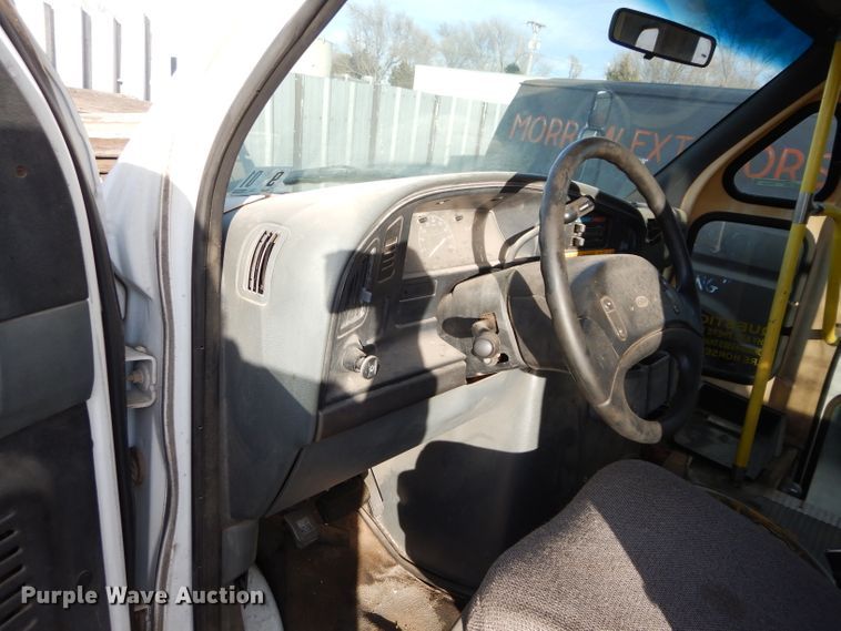 image for item GF9984 1996 Ford Econoline E350 shuttle bus