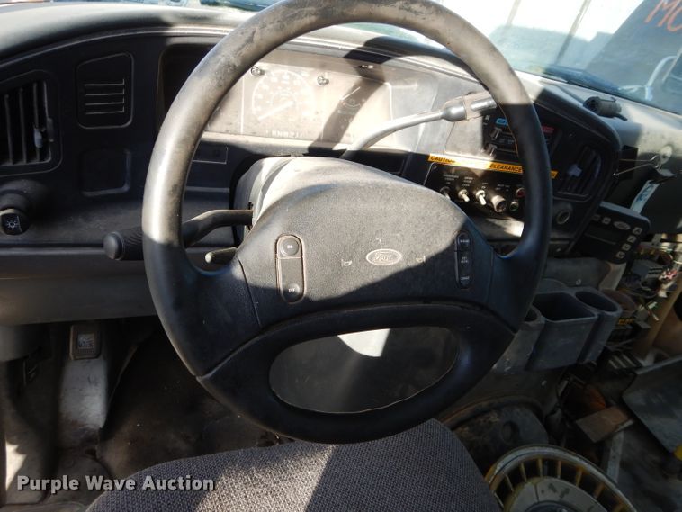 image for item GF9984 1996 Ford Econoline E350 shuttle bus