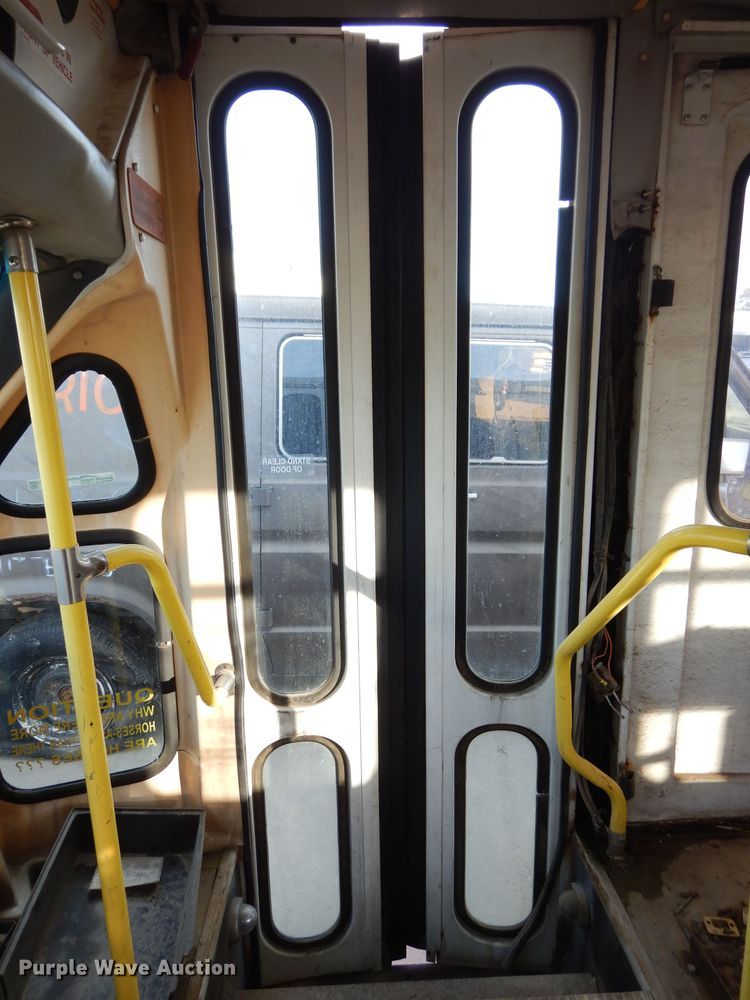 image for item GF9984 1996 Ford Econoline E350 shuttle bus