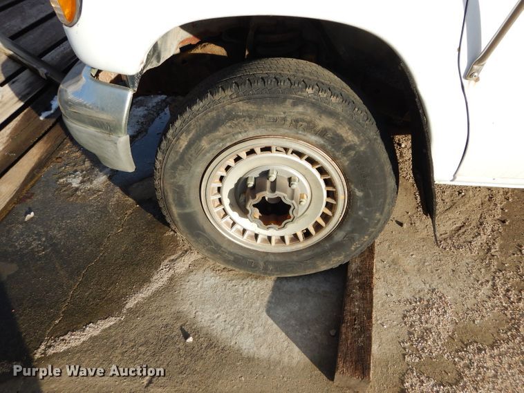 image for item GF9984 1996 Ford Econoline E350 shuttle bus