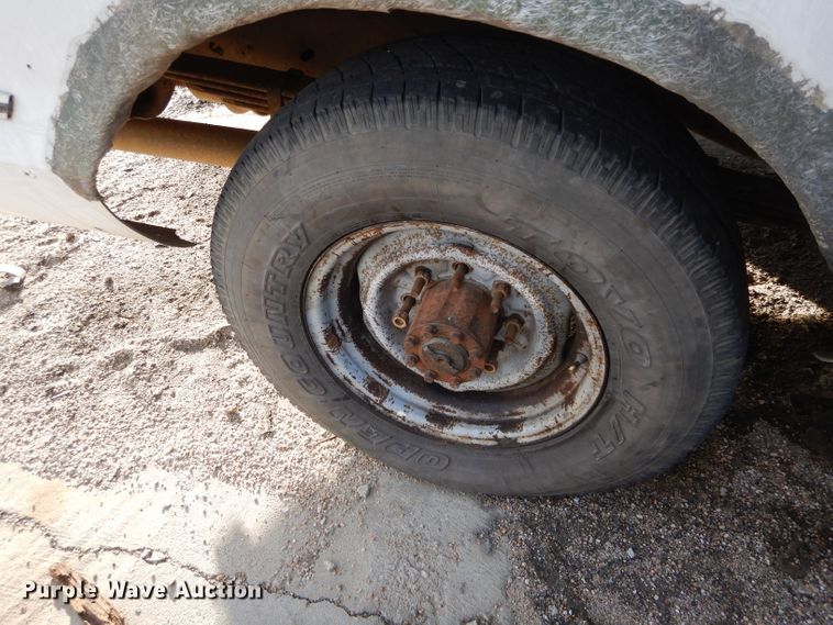 image for item GF9984 1996 Ford Econoline E350 shuttle bus