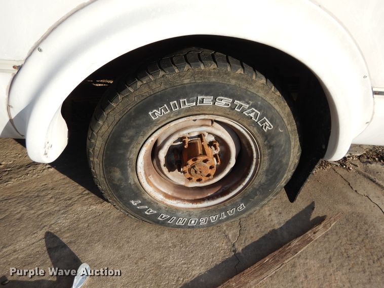 image for item GF9984 1996 Ford Econoline E350 shuttle bus