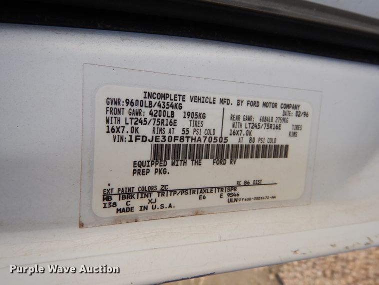 image for item GF9984 1996 Ford Econoline E350 shuttle bus