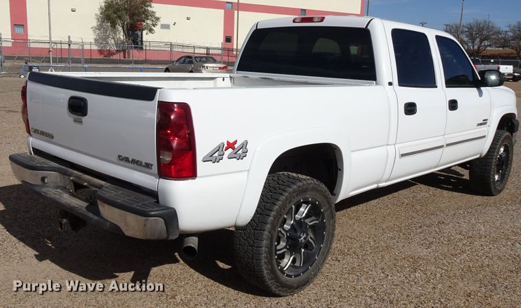 image for item GI9779 2003 Chevrolet Silverado 2500HD Crew Cab pickup truck