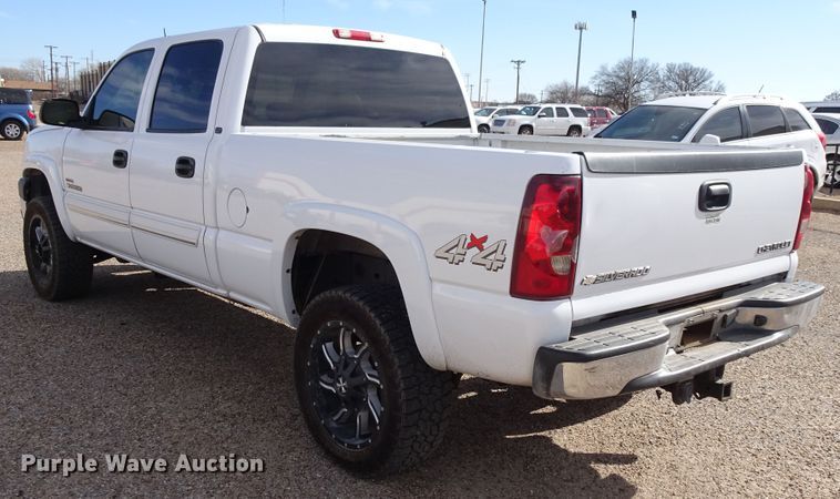 image for item GI9779 2003 Chevrolet Silverado 2500HD Crew Cab pickup truck