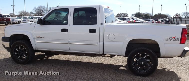 image for item GI9779 2003 Chevrolet Silverado 2500HD Crew Cab pickup truck