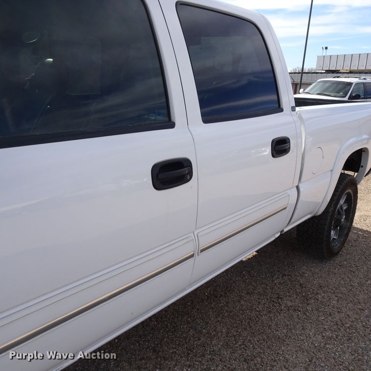image for item GI9779 2003 Chevrolet Silverado 2500HD Crew Cab pickup truck