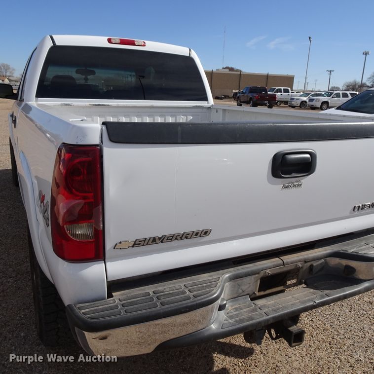 image for item GI9779 2003 Chevrolet Silverado 2500HD Crew Cab pickup truck