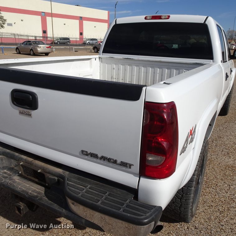 image for item GI9779 2003 Chevrolet Silverado 2500HD Crew Cab pickup truck