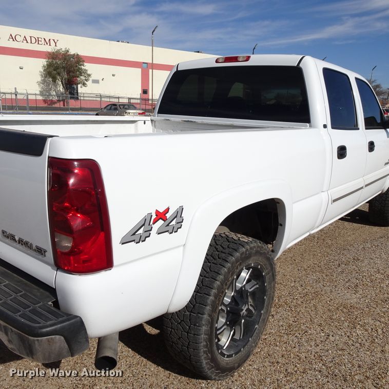 image for item GI9779 2003 Chevrolet Silverado 2500HD Crew Cab pickup truck