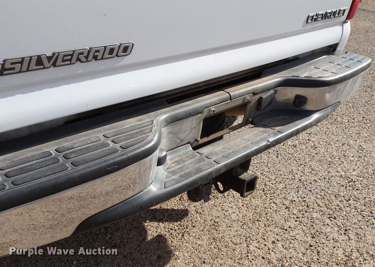 image for item GI9779 2003 Chevrolet Silverado 2500HD Crew Cab pickup truck