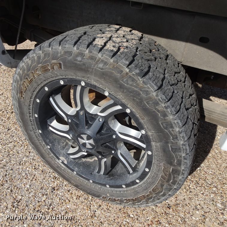 image for item GI9779 2003 Chevrolet Silverado 2500HD Crew Cab pickup truck