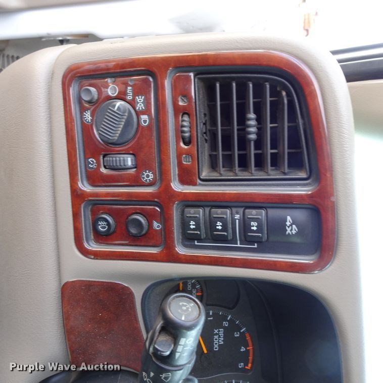 image for item GI9779 2003 Chevrolet Silverado 2500HD Crew Cab pickup truck