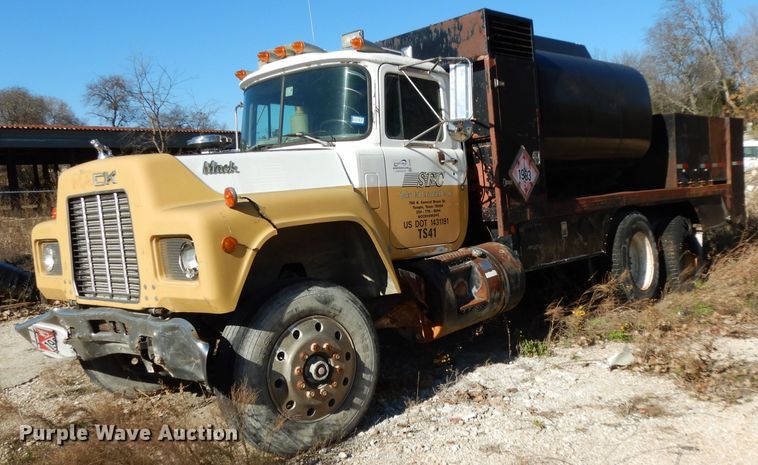 image for item DF2598 1989 Mack R690ST service truck