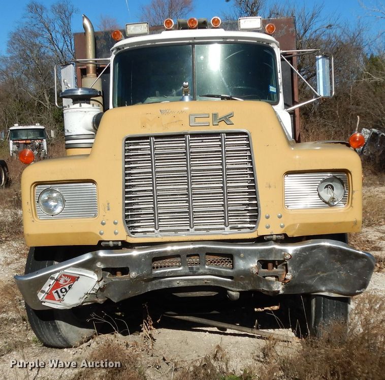 image for item DF2598 1989 Mack R690ST service truck
