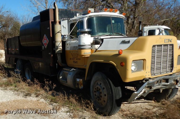 image for item DF2598 1989 Mack R690ST service truck