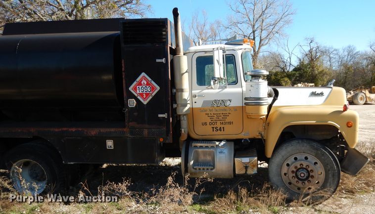 image for item DF2598 1989 Mack R690ST service truck
