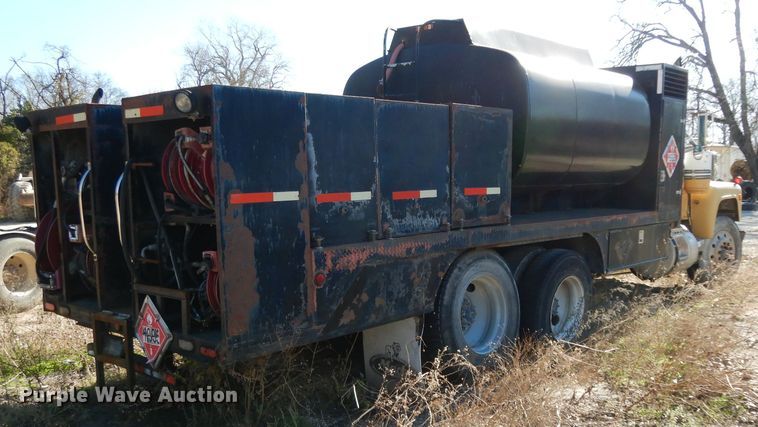 image for item DF2598 1989 Mack R690ST service truck