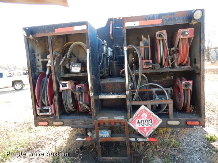 image for item DF2598 1989 Mack R690ST service truck