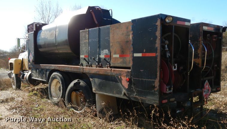 image for item DF2598 1989 Mack R690ST service truck