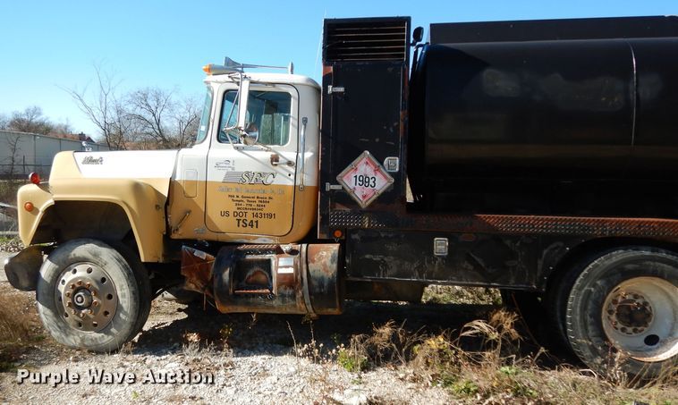 image for item DF2598 1989 Mack R690ST service truck