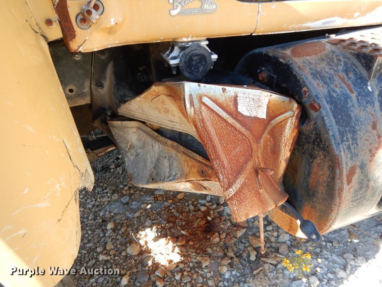 image for item DF2598 1989 Mack R690ST service truck