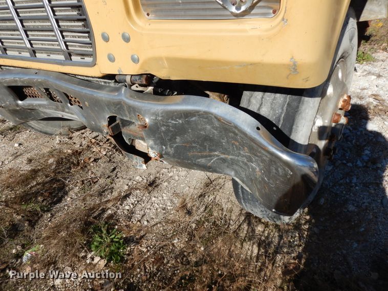 image for item DF2598 1989 Mack R690ST service truck