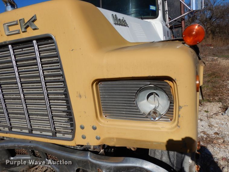 image for item DF2598 1989 Mack R690ST service truck