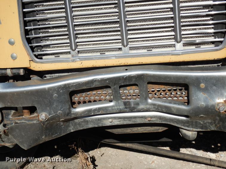 image for item DF2598 1989 Mack R690ST service truck