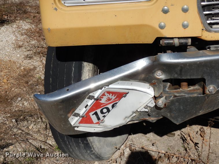 image for item DF2598 1989 Mack R690ST service truck