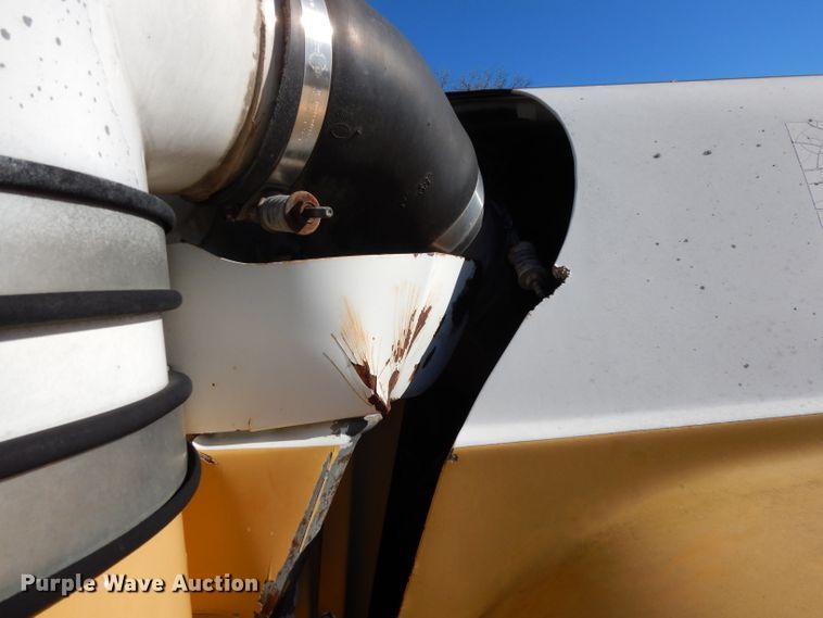 image for item DF2598 1989 Mack R690ST service truck