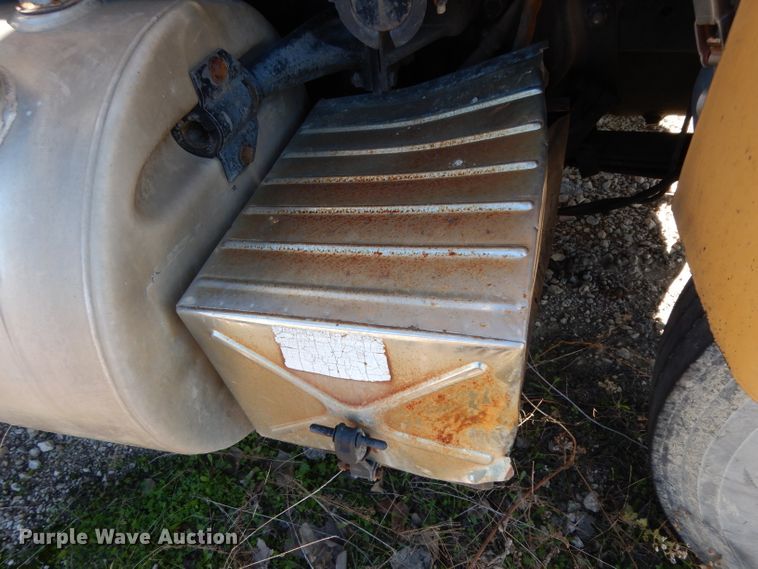 image for item DF2598 1989 Mack R690ST service truck