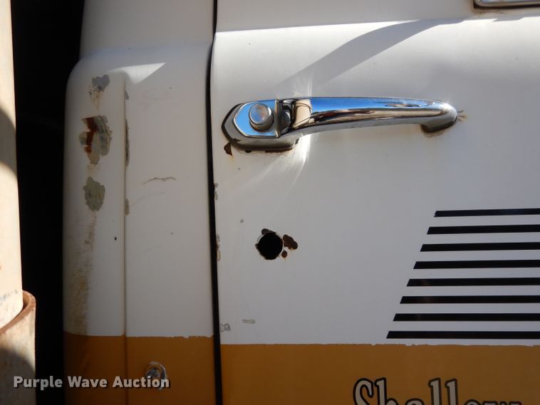 image for item DF2598 1989 Mack R690ST service truck