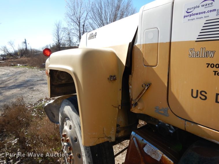 image for item DF2598 1989 Mack R690ST service truck